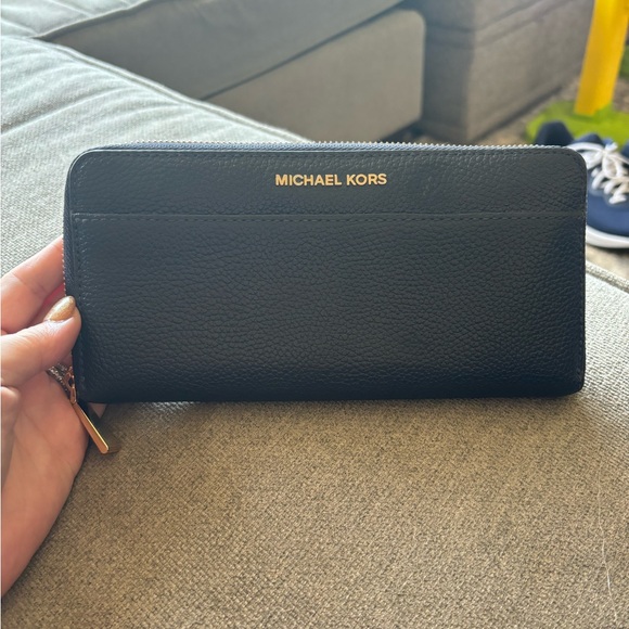 Micheal Kors Navy Blue Wallet - Authentic - Picture 1 of 5